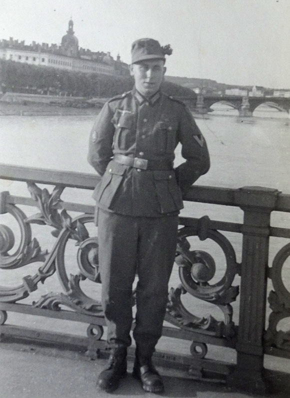Konrad Sommer als Soldat, Schwarz-Weiß-Fotografie, um 1940 