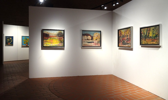 Blick in die Ausstellung, gewölbter Saal: Konrad Sommer und der Falter auf der Nase 