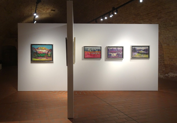 Blick in die Ausstellung, gewölbter Saal: Konrad Sommer und der Falter auf der Nase 