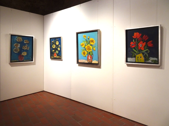 Blick in die Ausstellung, gewölbter Saal: Konrad Sommer und der Falter auf der Nase 