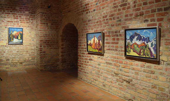 Blick in die Ausstellung, Flur: Konrad Sommer und der Falter auf der Nase 
