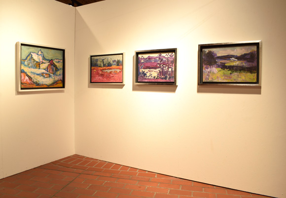 Blick in die Ausstellung, gewölbter Saal: Konrad Sommer und der Falter auf der Nase