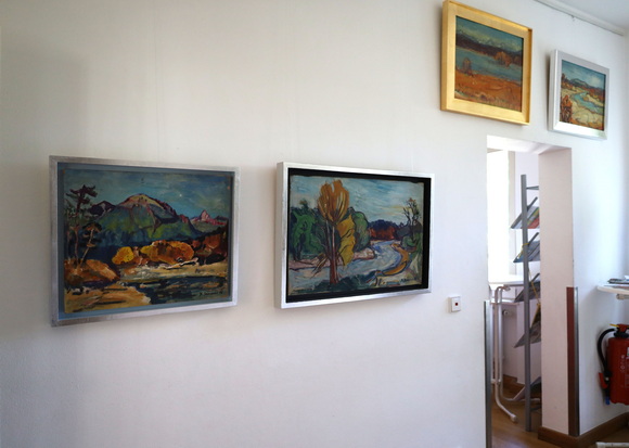 Blick in die Ausstellung Konrad Sommer: Ein bayerischer Maler aus Moosach, München 2024, Foyer Eingangsbereich