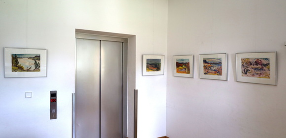 Blick in die Ausstellung Konrad Sommer: Ein bayerischer Maler aus Moosach, München 2024, Foyer Thresenraum mit Aquarellen 