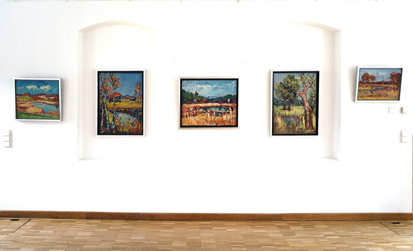 Blick in die Ausstellung Konrad Sommer: Ein bayerischer Maler aus Moosach, München 2024, Großer Saal 
