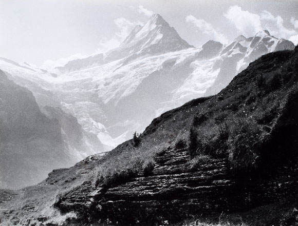 Konrad Sommer: Schreckhorn, dahinter Lauteraarhorn, Obergrindelwaldgletscher, Schwarzweißfoto, 1964  