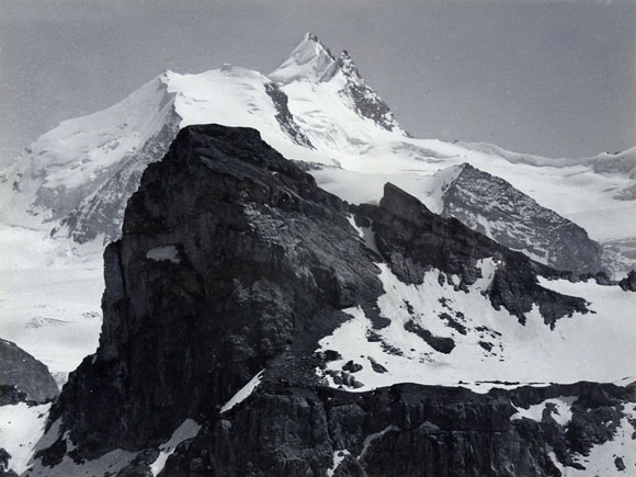 Konrad Sommer: Weißhorn vom Meidsee aus gesehen, Schwarzweißfoto, 1964 